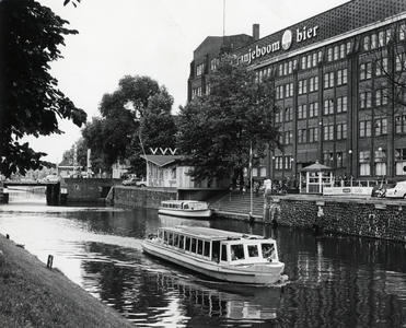 126170 Afbeelding van een rondvaartboot in de Stadsbuitengracht te Utrecht, met links op de achtergrond de ...